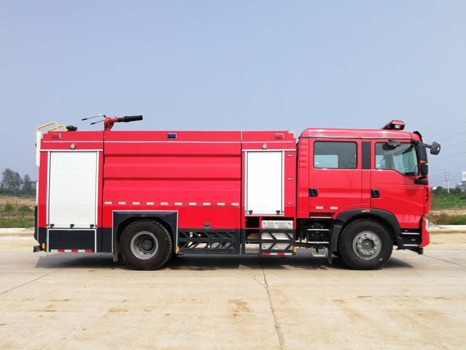 豪沃單橋水罐消防車(8噸)圖片